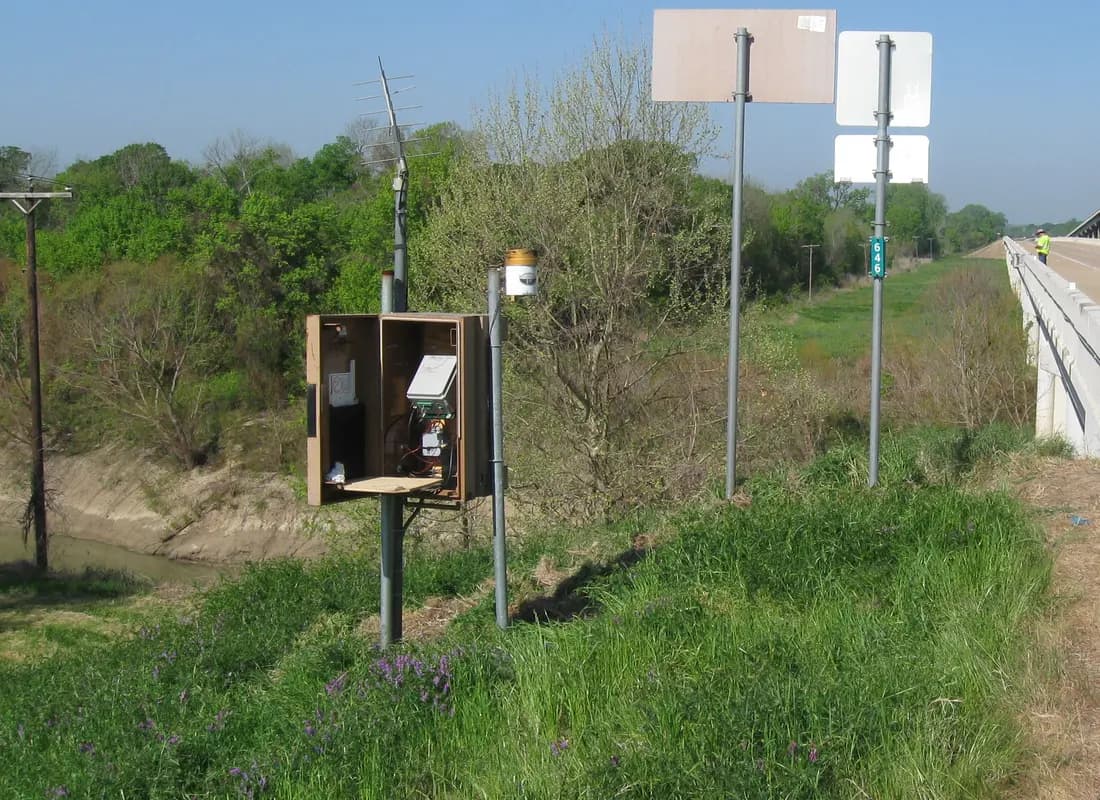 Estación de medición de caudal instalada junto a un puente
